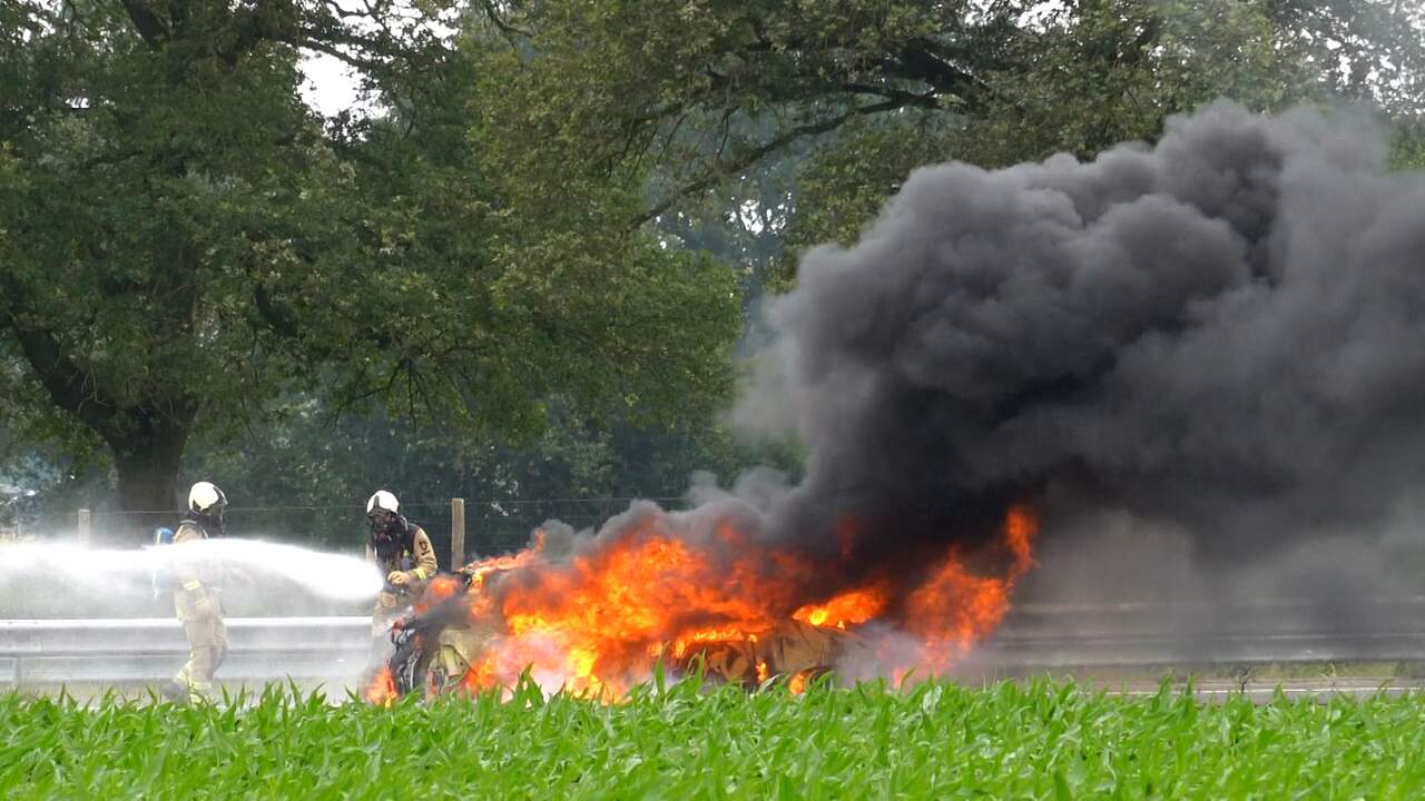 Video | Auto brandt volledig uit op A28 bij Hooghalen