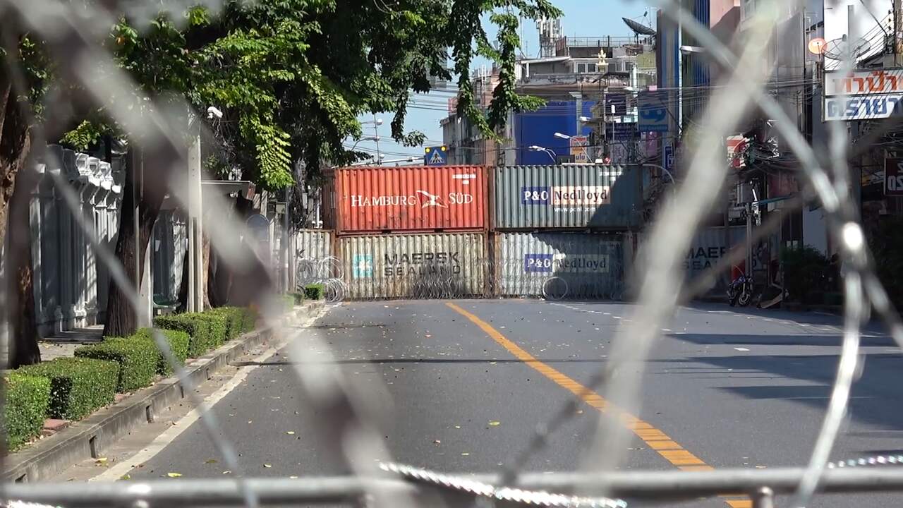 Beeld uit video: Thaise militairen barricaderen bank met zeecontainers en prikkeldraad