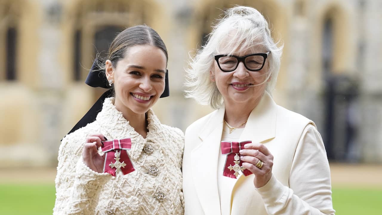 Actrice Emilia Clarke en moeder ontvangen onderscheiding van prins William  | Achterklap | NU.nl