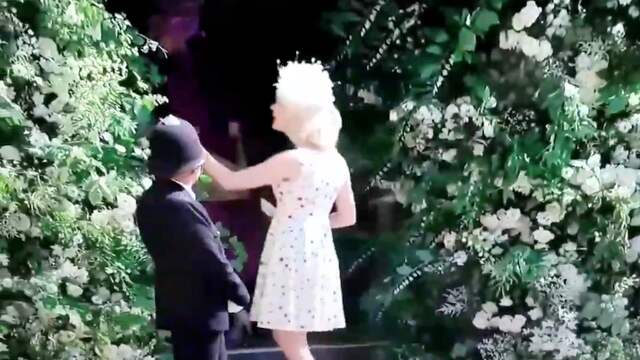 Beeld uit video: Zangeres Joss Stone mag bruiloftsbloemen niet aanraken