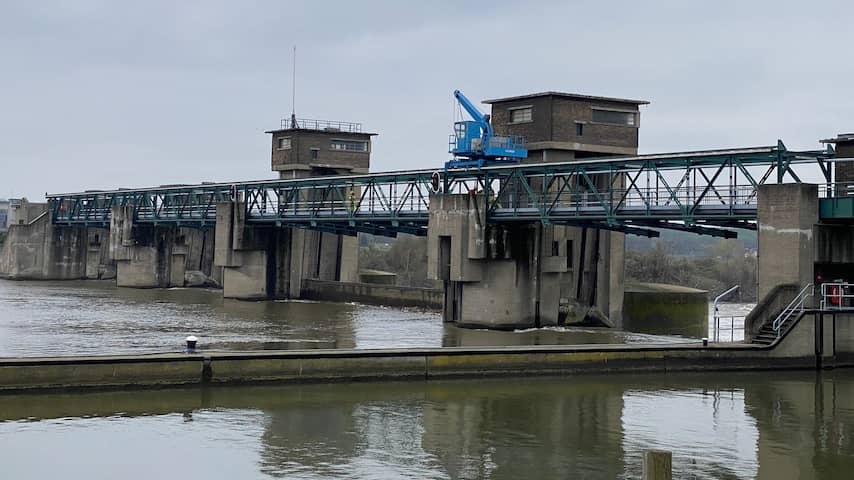 Dode en gewonde door omgeslagen bootje bij stuwdam in Maastricht