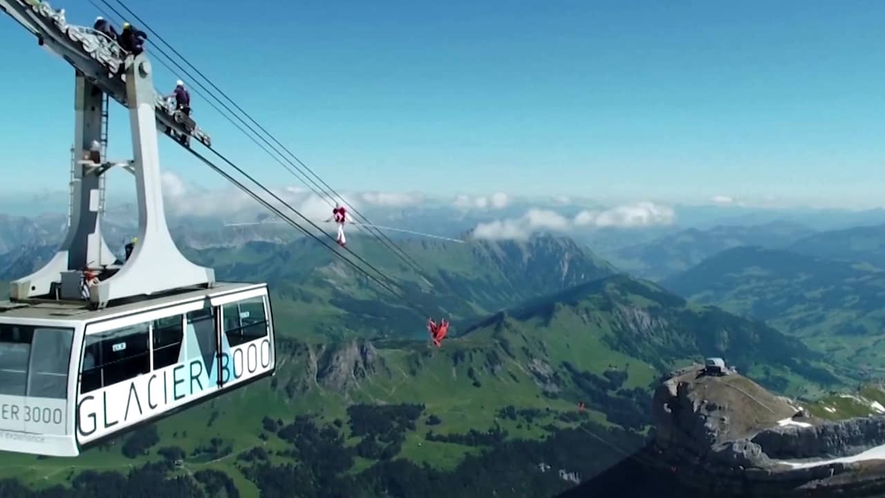 Beeld uit video: Zwitserse acrobaten openen op grote hoogte een skigebied