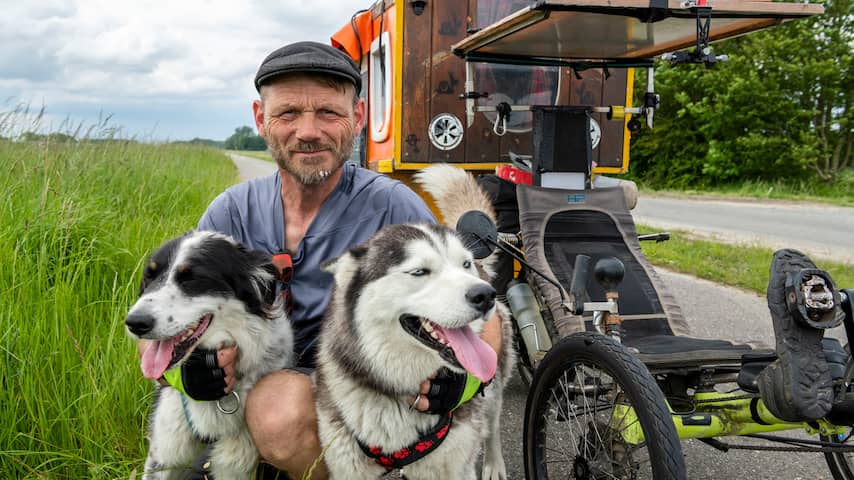 Max reist met twee honden en zelfgebouwde fietskar door Europa