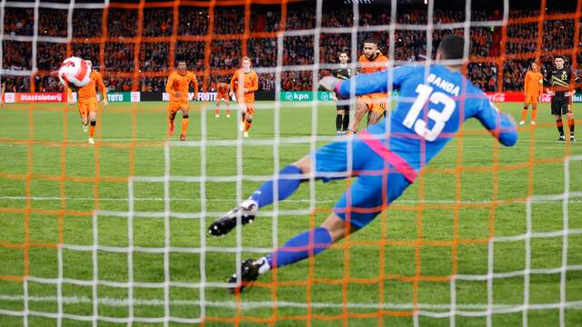 Memphis Depay mocht twee keer een penalty nemen en benutte er één.
