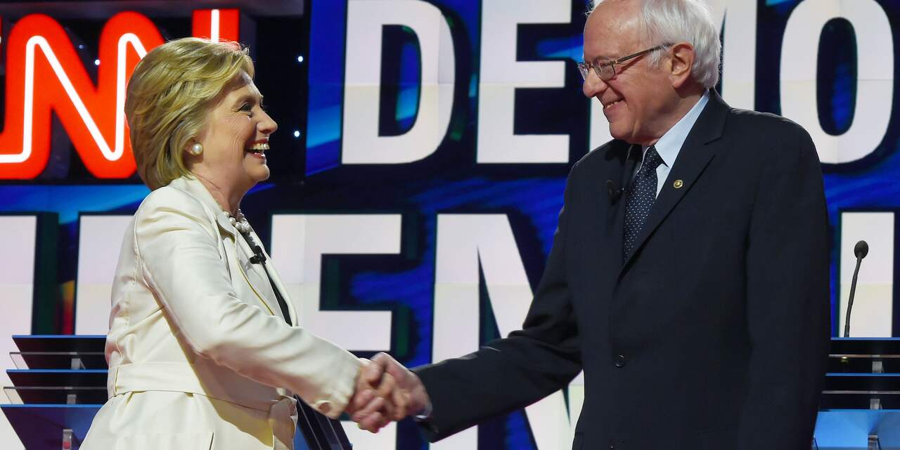 Hillary Clinton komt rivaal Bernie Sanders tegemoet