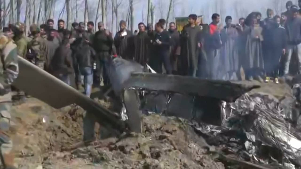 Indiërs bekijken neergeschoten gevechtsvliegtuig in Kasjmir