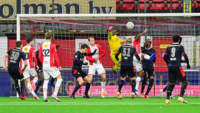 Een hachelijk moment voor het doel van PSV.