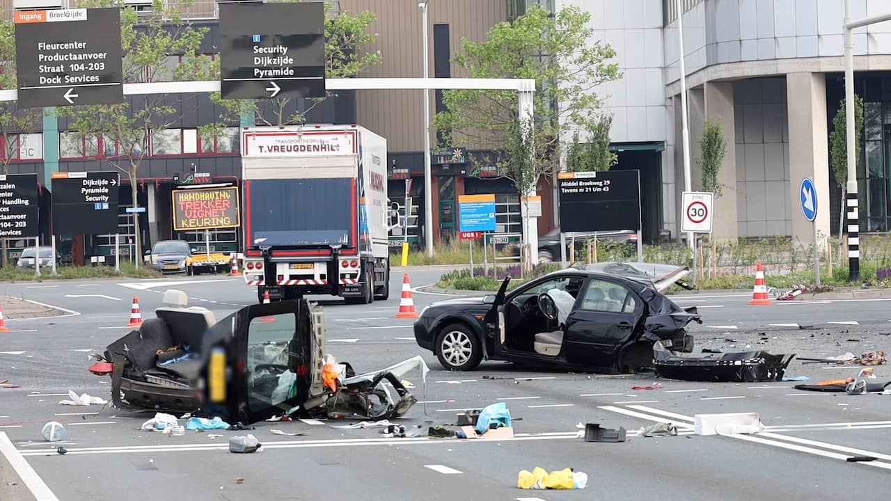 Beeld uit video: Auto in tweeën gebroken na botsing met busje