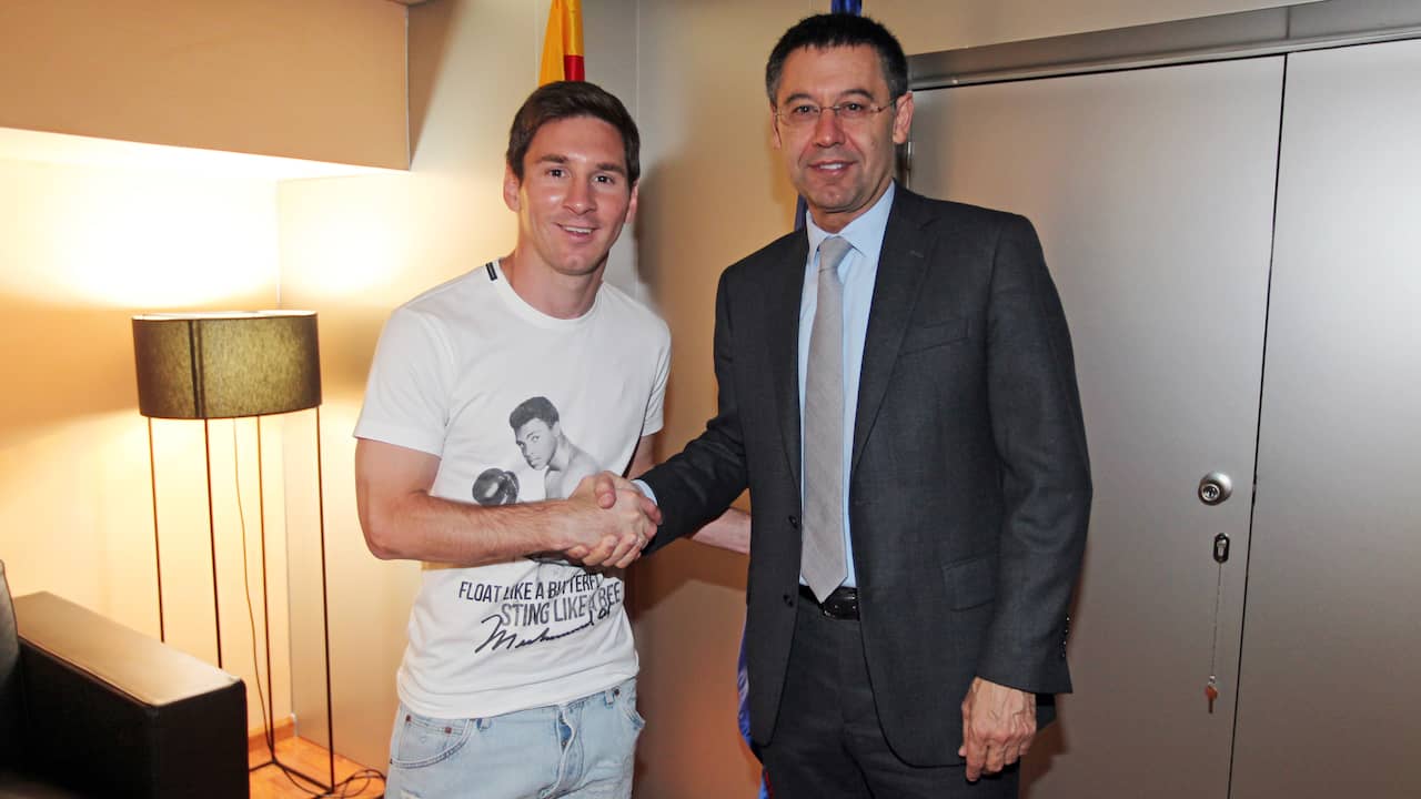 Lionel Messi en president Josep Maria Bartomeu na de contractverlenging van de Argentijn in 2014.