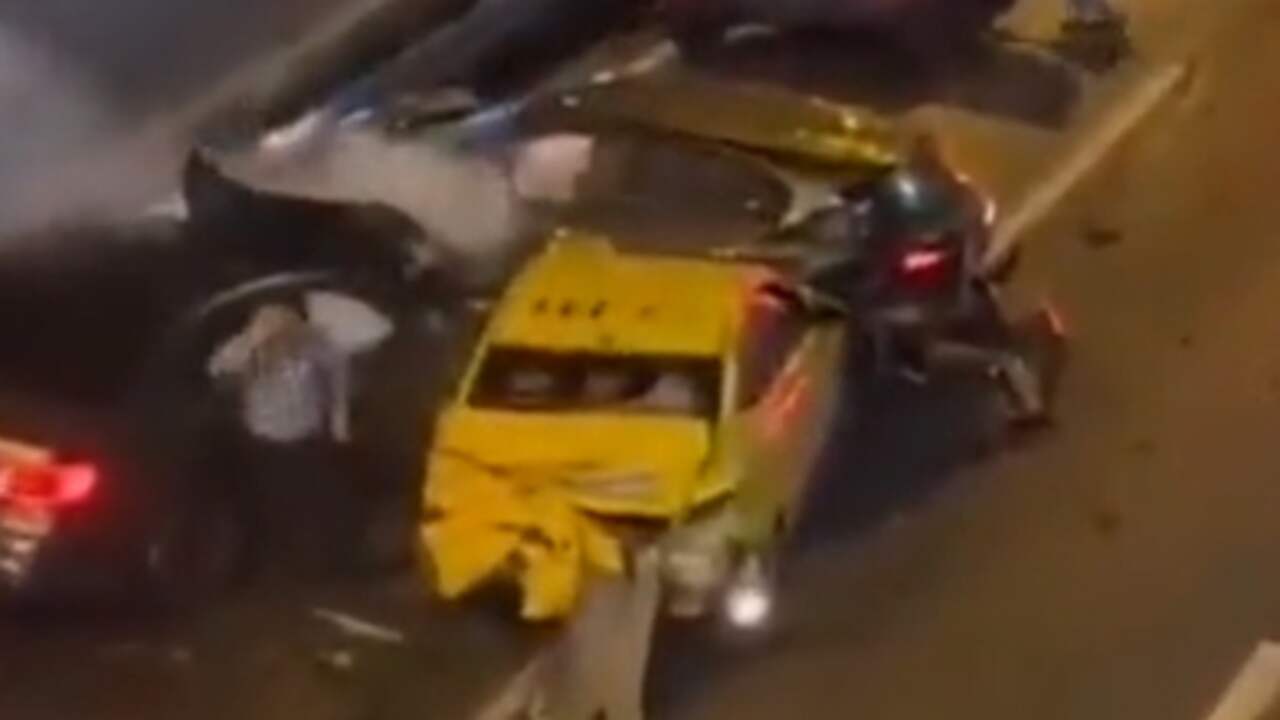 Beeld uit video: Ravage op snelweg door aardbeving in Turkije