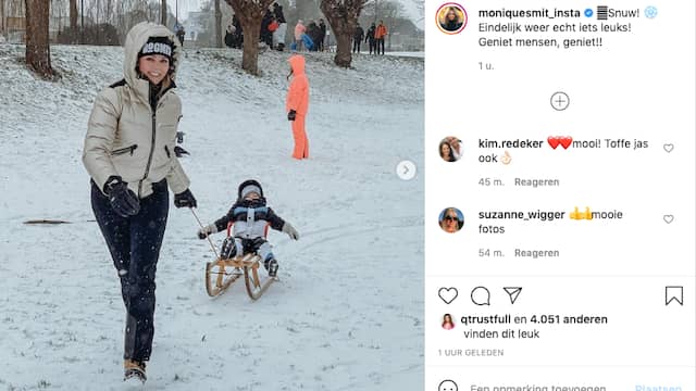 "Eindelijk weer echt iets leuks!", zo is zangeres en schrijfster Monique Smit blij met de kans om te kunnen sleetjerijden. "Geniet mensen, geniet!"
