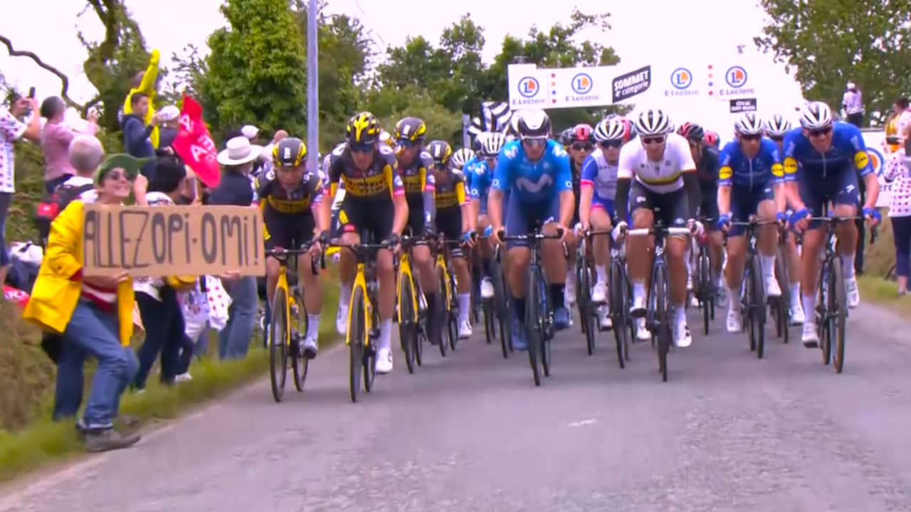 Beeld uit video: Fan met kartonnen bord veroorzaakt valpartij in Tour de France