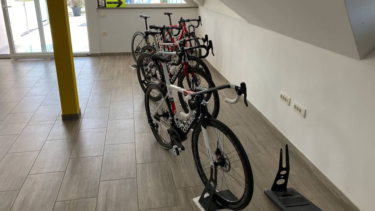 De verzameling fietsen van Pogacar in het clubhuis van wielervereniging Rog.