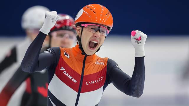 Suzanne Schulting won liefst vier keer goud bij de wereldbekerwedstrijd in het Hongaarse Debrecen.