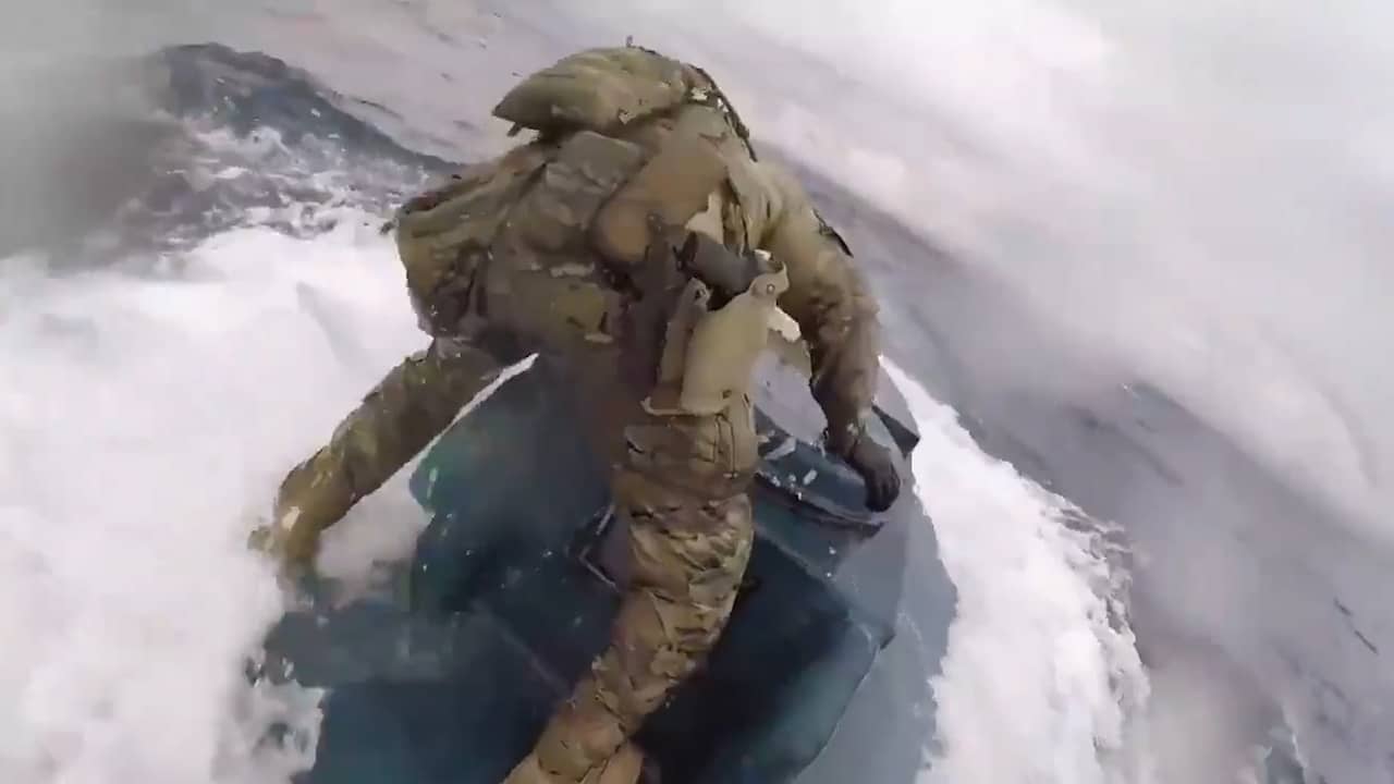 Beeld uit video: Militair VS bespringt drugsonderzeeër op volle zee