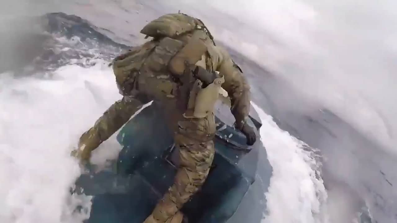 Amerikaanse militair bespringt drugsonderzeeër op volle zee