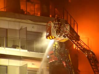 Brandweer redt mensen uit brandend gebouw in Valencia