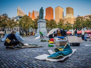 Demonstranten slapen in lekke tenten om aandacht te vragen voor Moria