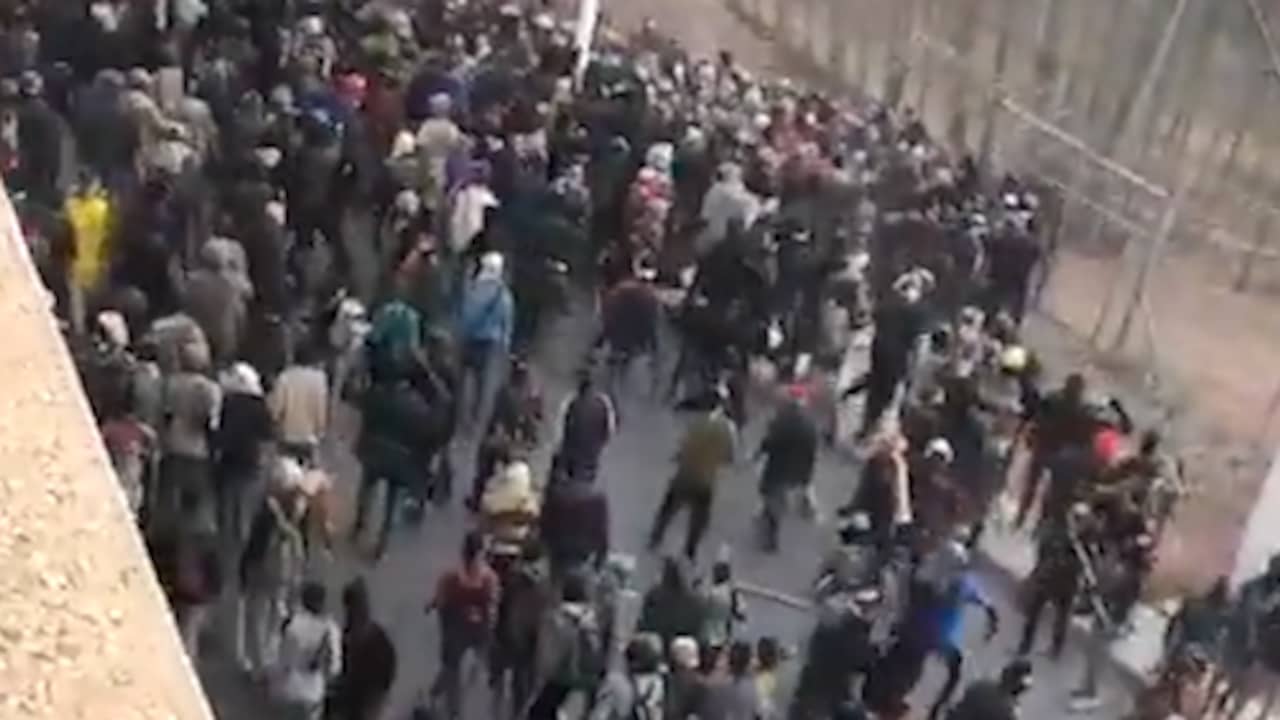 Beeld uit video: Honderden migranten bestormen Spaanse enclave Melilla