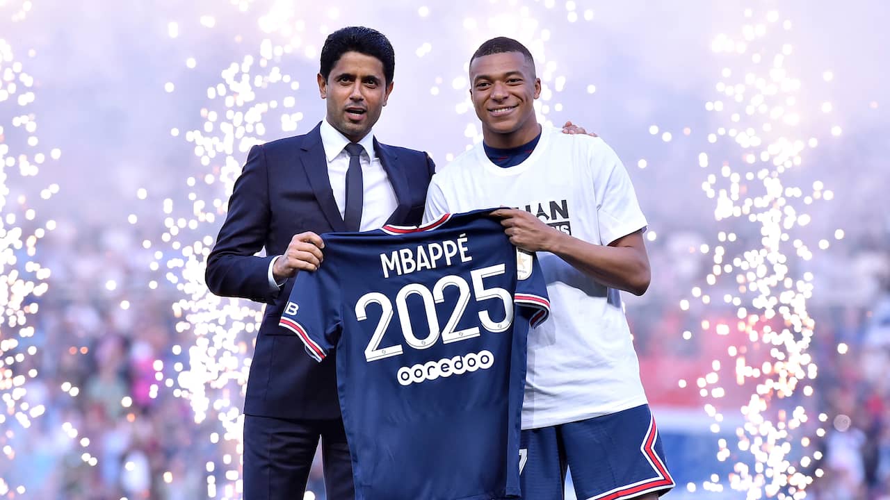 Kylian Mbappé (rechts) verlengde vorige week zijn aflopende contract tot 2025 bij het PSG van de Qatarese eigenaar Nasser Al Khelaifi (links).