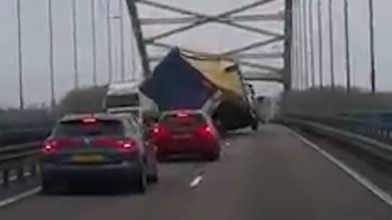 Beeld uit video: Zware storm zorgt voor ongelukken met vrachtwagens