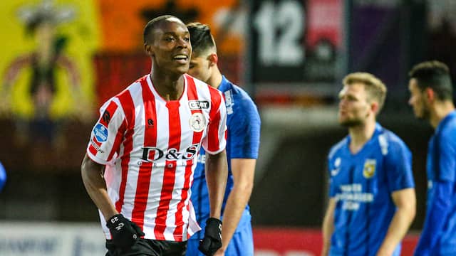Emanuel Emegha vlak na het moment dat hij heeft gescoord tegen Vitesse.