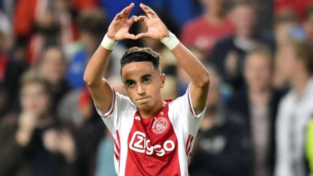 Abdelhak Nouri viert een doelpunt bij zijn debuut voor Ajax in 2016.