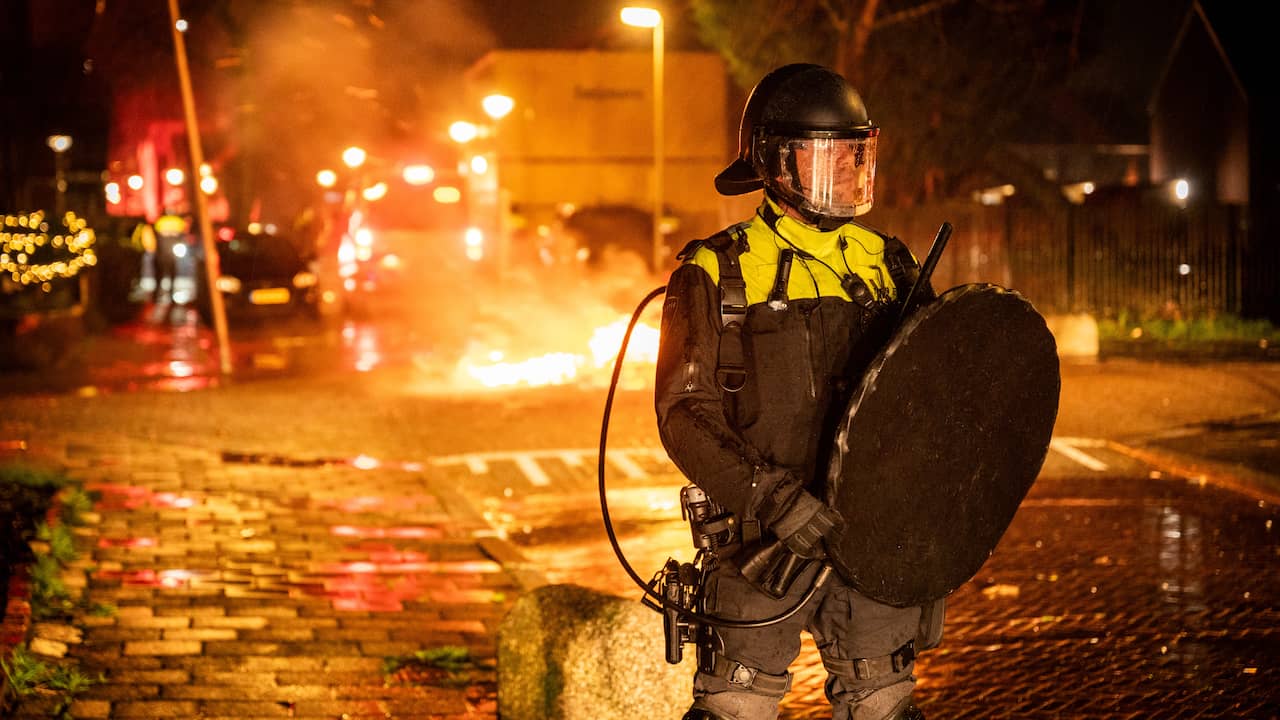 Politie Spreekt Van Heftige Jaarwisseling: Zeker Tientallen Agenten ...