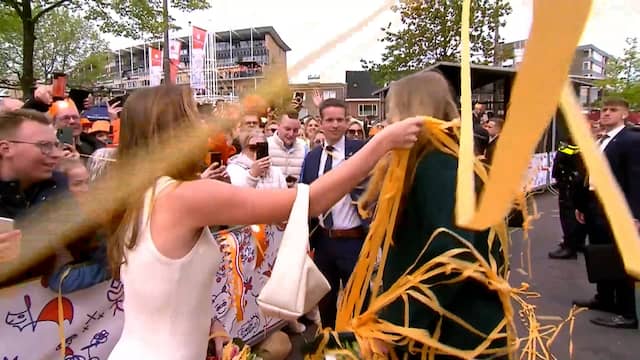Beeld uit video: Amalia bedolven onder confettislierten tijdens Koningsdag