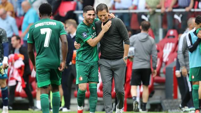 Roger Schmidt had na afloop een onderonsje met Feyenoord-aanvaller Alireza Jahanbakhsh.