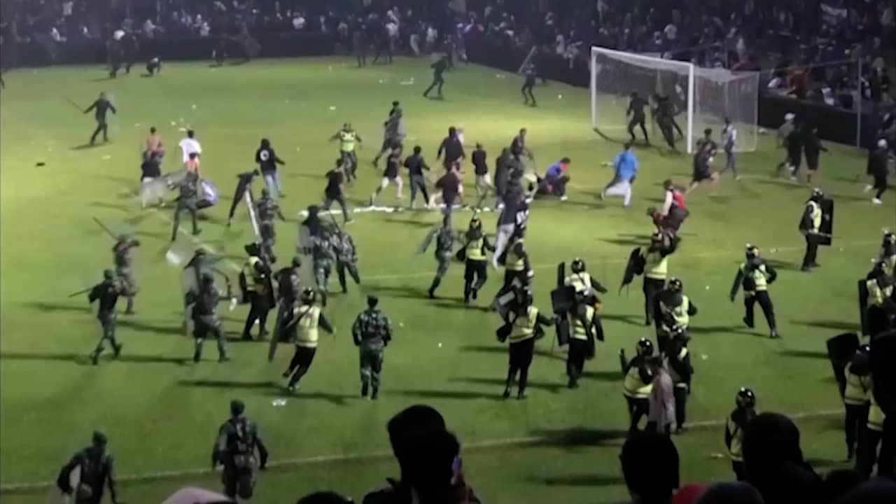 Image from video: Football match in Indonesia ends in violent riots after storming the field