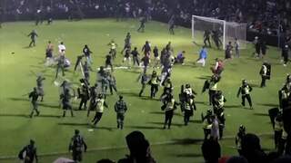 Beelden tonen hoe rellen uit de hand lopen in Indonesisch stadion