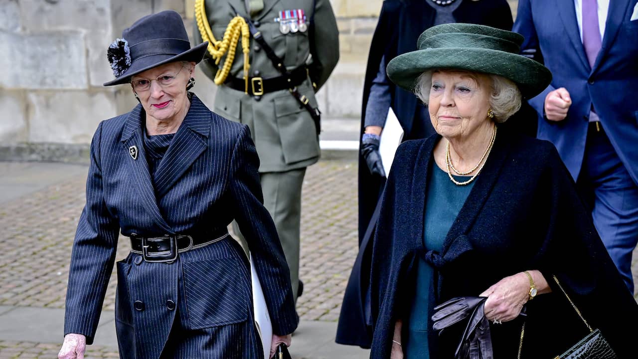 Margrethe e Beatrix al servizio funebre per il principe Filippo di Gran Bretagna a marzo.