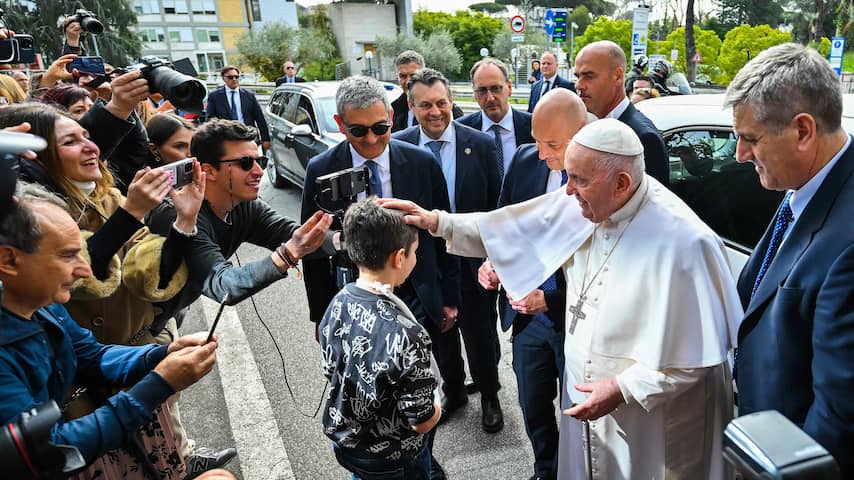 Paus Franciscus weer uit het ziekenhuis na longontsteking: 'Ik leef nog'