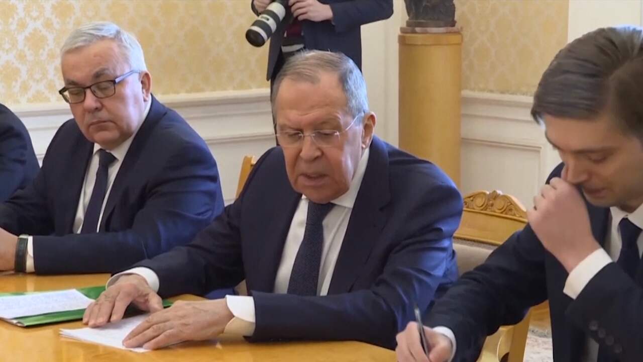 Beeld uit video: Russische minister doet gruwelen Bucha af als 'toneelstukje'