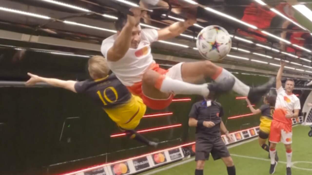Beeld uit video: Zwevende oud-voetballer Figo speelt wedstrijd op duizenden meters hoogte