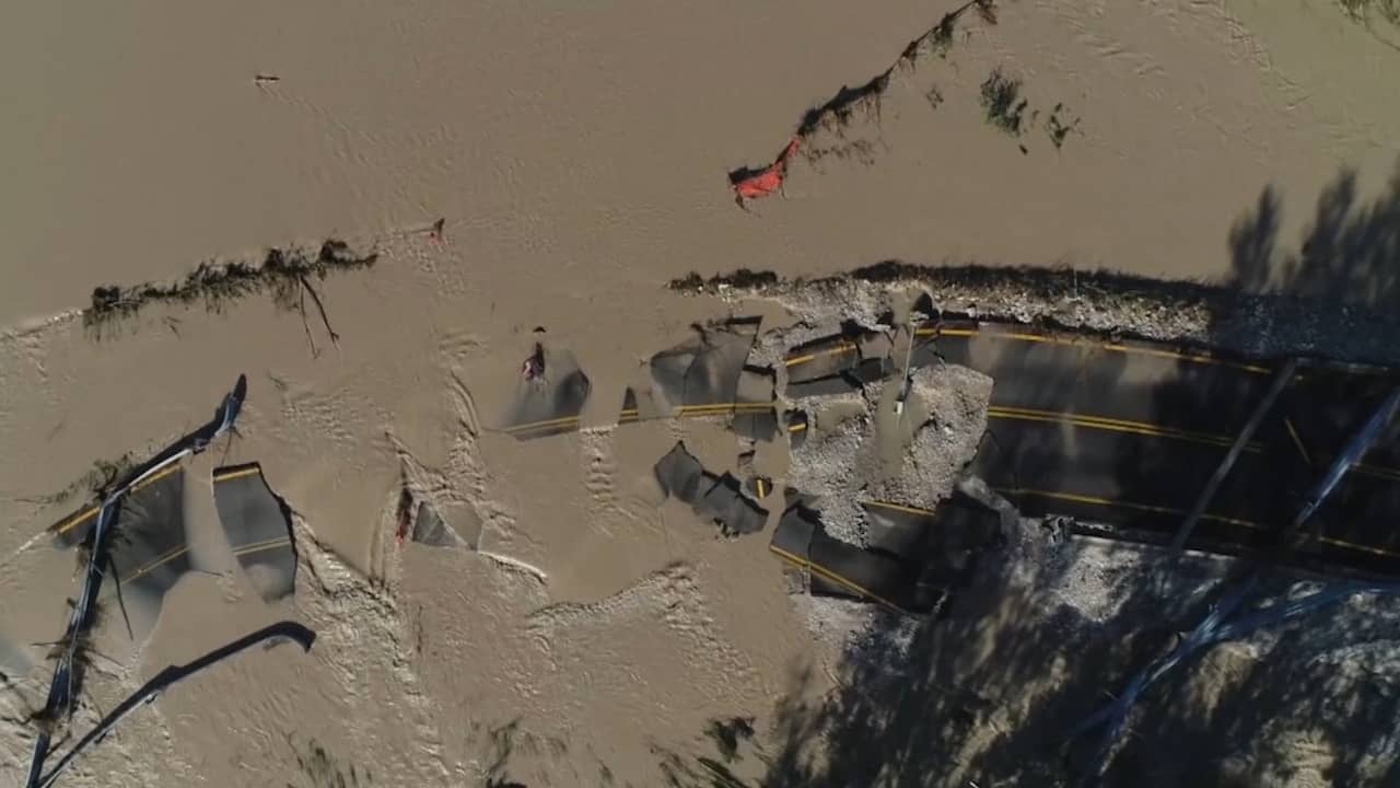 Beeld uit video: Brug in Italië ingestort door overstroomde rivier