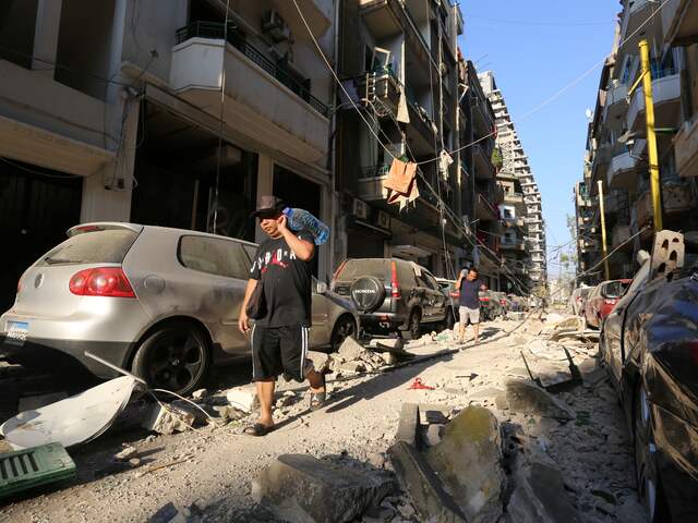 Zo'n kwart miljoen mensen zijn dakloos na de explosie, meldt de gouverneur van Beiroet.
