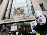 WikiLeaks-oprichter Julian Assange verschijnt maandag in de Londense rechtbank. Mensen demonstreren tegen een mogelijke uitlevering aan de Verenigde Staten voor spionage. 