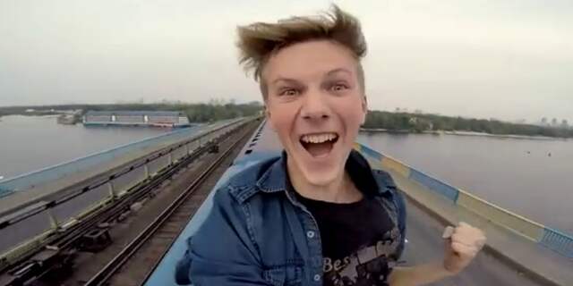 Russische jongen surft op metro