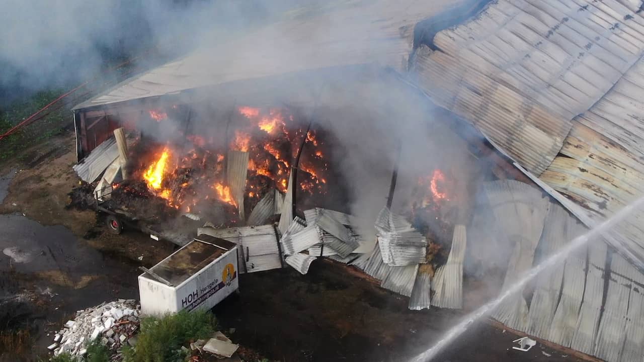 Beeld uit video: Vlammen slaan uit loods vol stro in Drentse Schoonoord