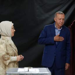 Liveblog | Eerste resultaten komen binnen, winst Erdogan tekent zich af