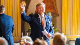 Willem-Alexander verwelkomt 100 gasten voor 'koningslunch'