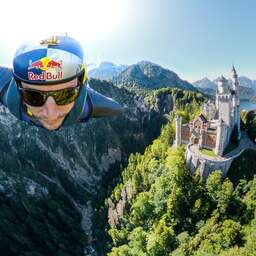 Video | Skydiver vliegt met 200 km per uur langs kasteel Neuschwanstein