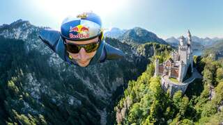 Skydiver vliegt met 200 km per uur langs kasteel Neuschwanstein
