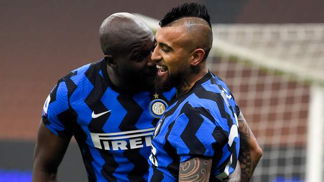 Arturo Vidal hielp Inter aan een belangrijke zege op zijn oude club Juventus.