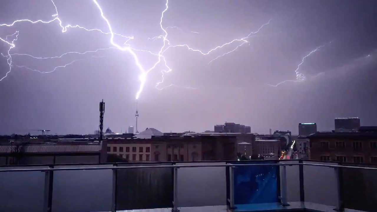 Beeld uit video: Bliksem slaat in iconische televisietoren van Berlijn
