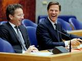 Minister Jeroen Dijsselbloem (Financiën) en premier Mark Rutte hebben er voorafgaand aan het verantwoordingsdebat plezier in.