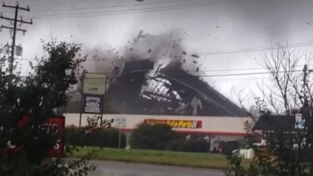 Tornado rukt dak van gebouw in Virginia