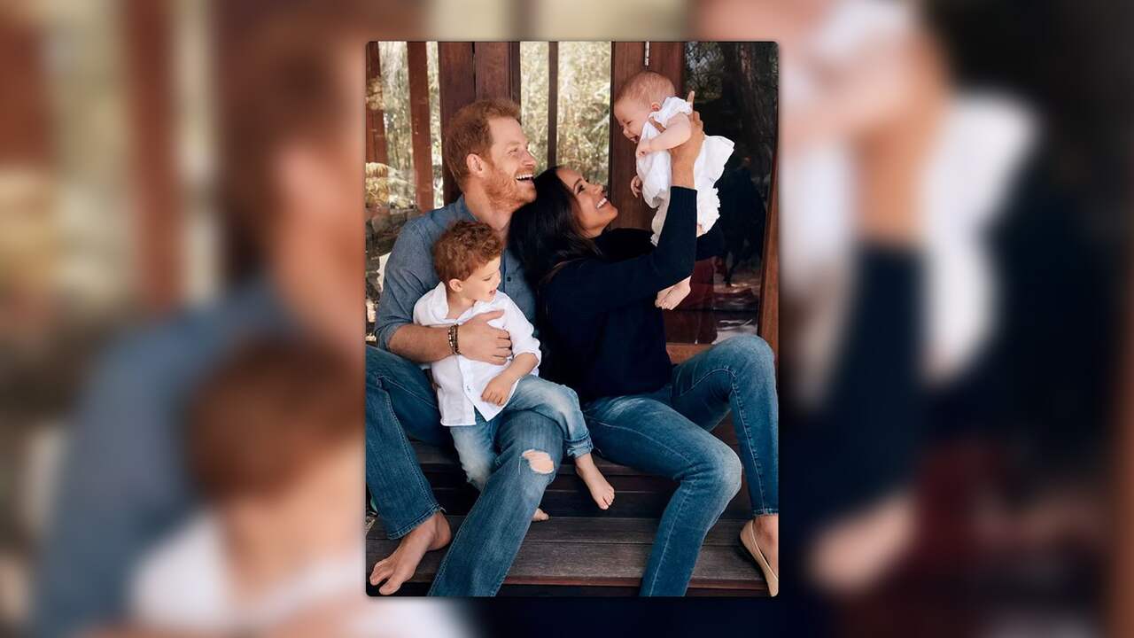 De Britse prins Harry en zijn vrouw Meghan hebben een vrolijke foto op hun kerstkaart gezet. Het stel kijkt gelukkig naar hun dit jaar geboren dochter Lilibet 'Lili' Diana. Ook haar broer Archie lijkt heel blij met de komst van zijn zusje.